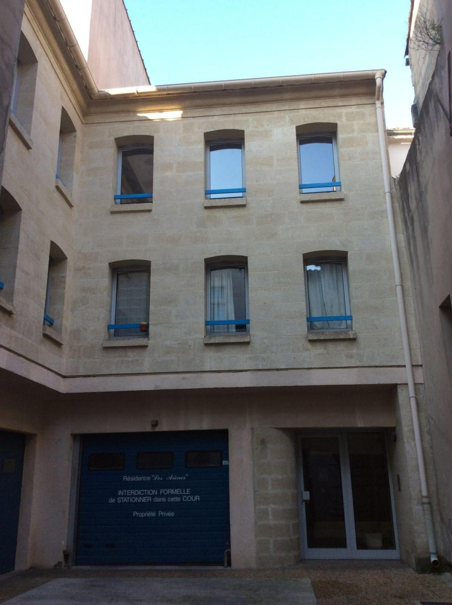 
                                                Location
                                                 STUDIO 32 m² garage centre-ville d'Arles arènes.