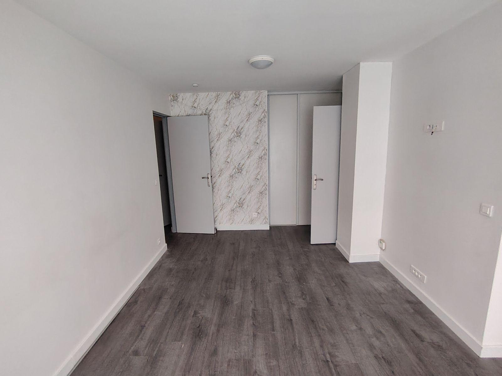 
                                                Location
                                                 Studio 33 m2 Tbe, calme, 400m métro Lucie Aubrac.