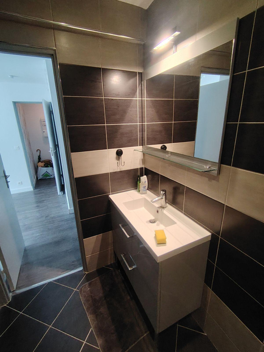 
                                                Location
                                                 Studio 33 m2 Tbe, calme, 400m métro Lucie Aubrac.