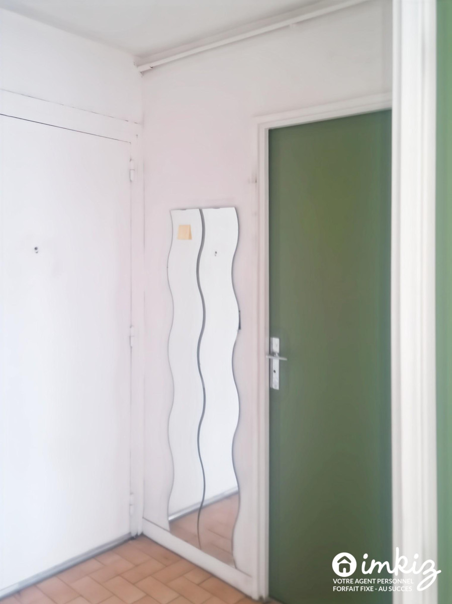 
                                                Vente
                                                 studio  33m2 avec loggia  isolée