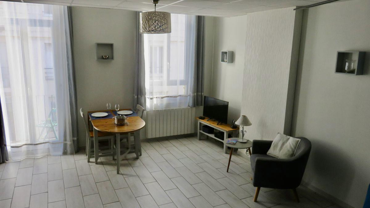 
                                                Location
                                                 Studio 34 m², meublé, calme, Timone / Castellane