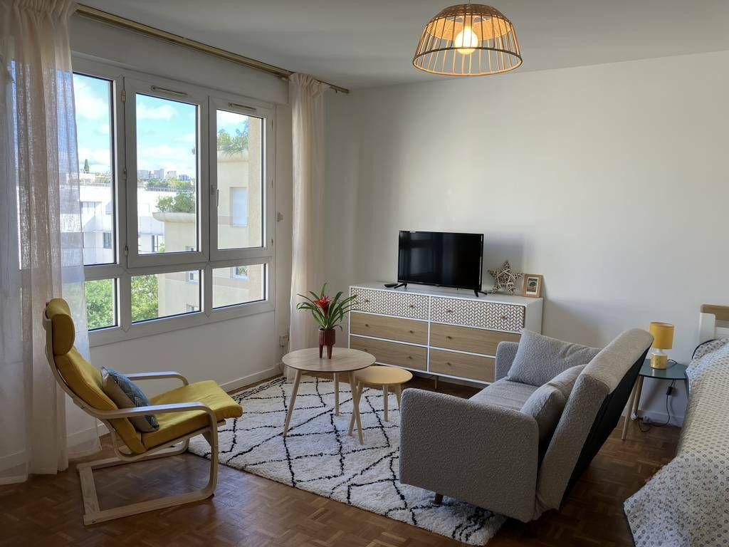 
                                                Location
                                                 Studio 35 m² lumineux bien desservi
