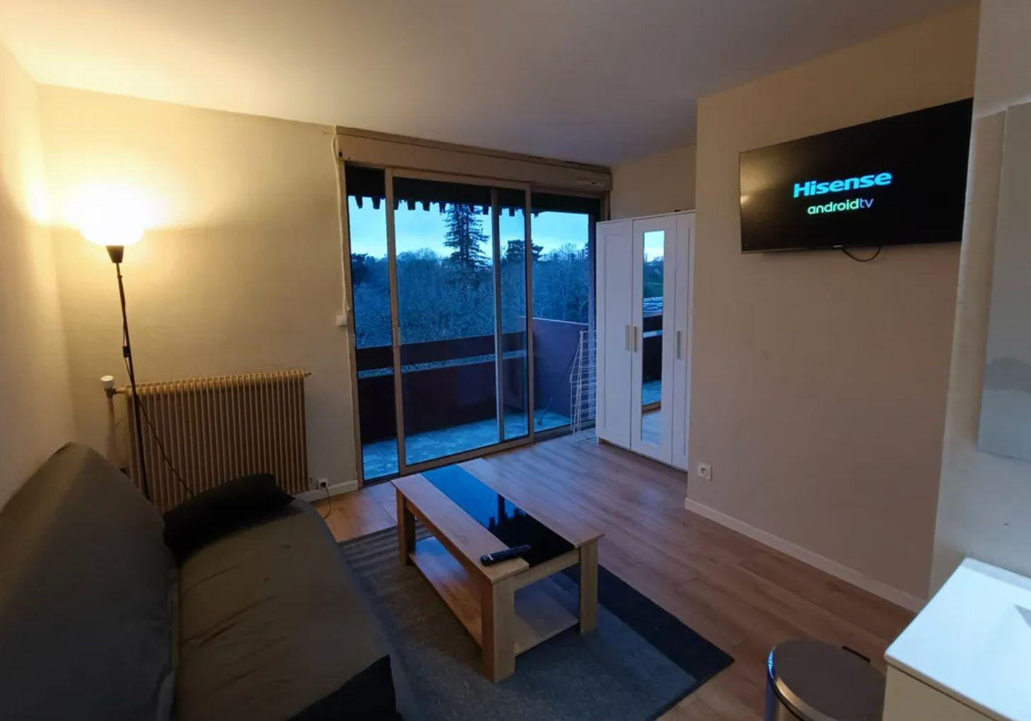 
                                                Location
                                                 Studio à 50 m du métro