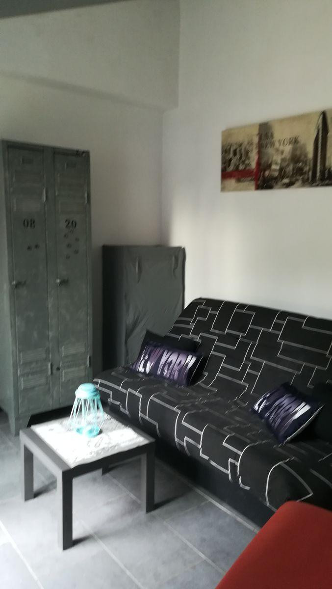 
                                                Location
                                                 Studio à la campagne avec commodités de la ville