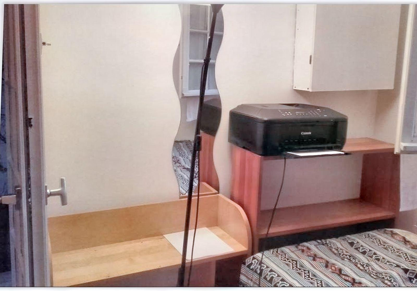 
                                                Location
                                                 Studio agréable et clair