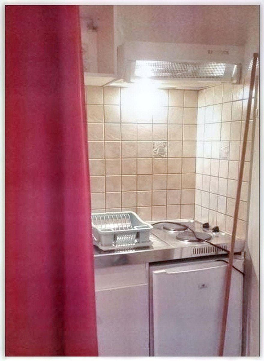 
                                                Location
                                                 Studio agréable et clair