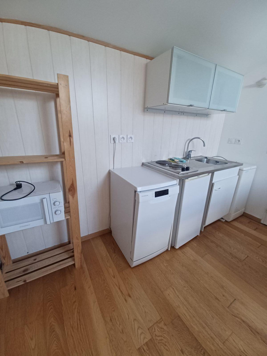 
                                                Location
                                                 Studio atypique