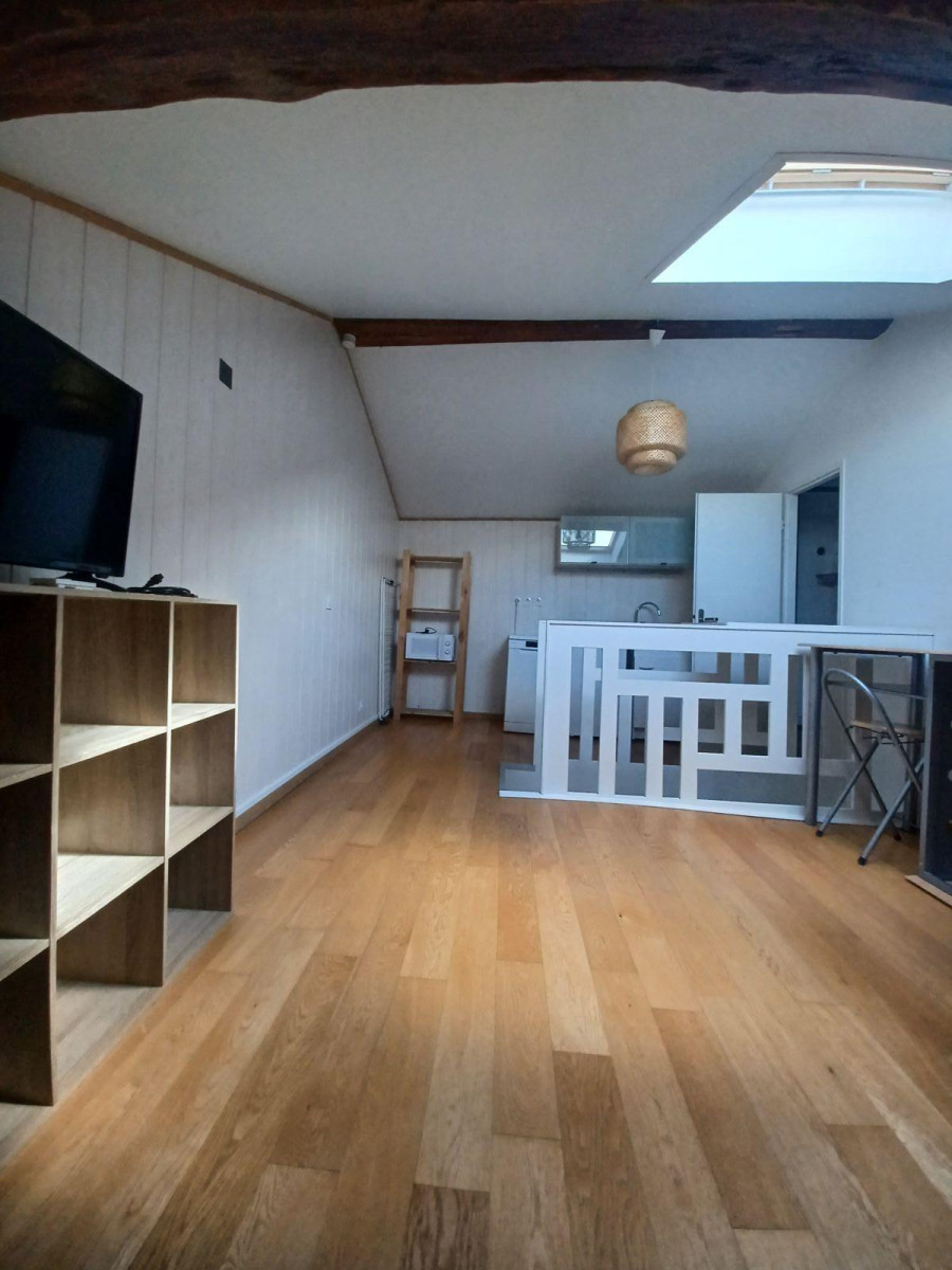 
                                                Location
                                                 Studio atypique