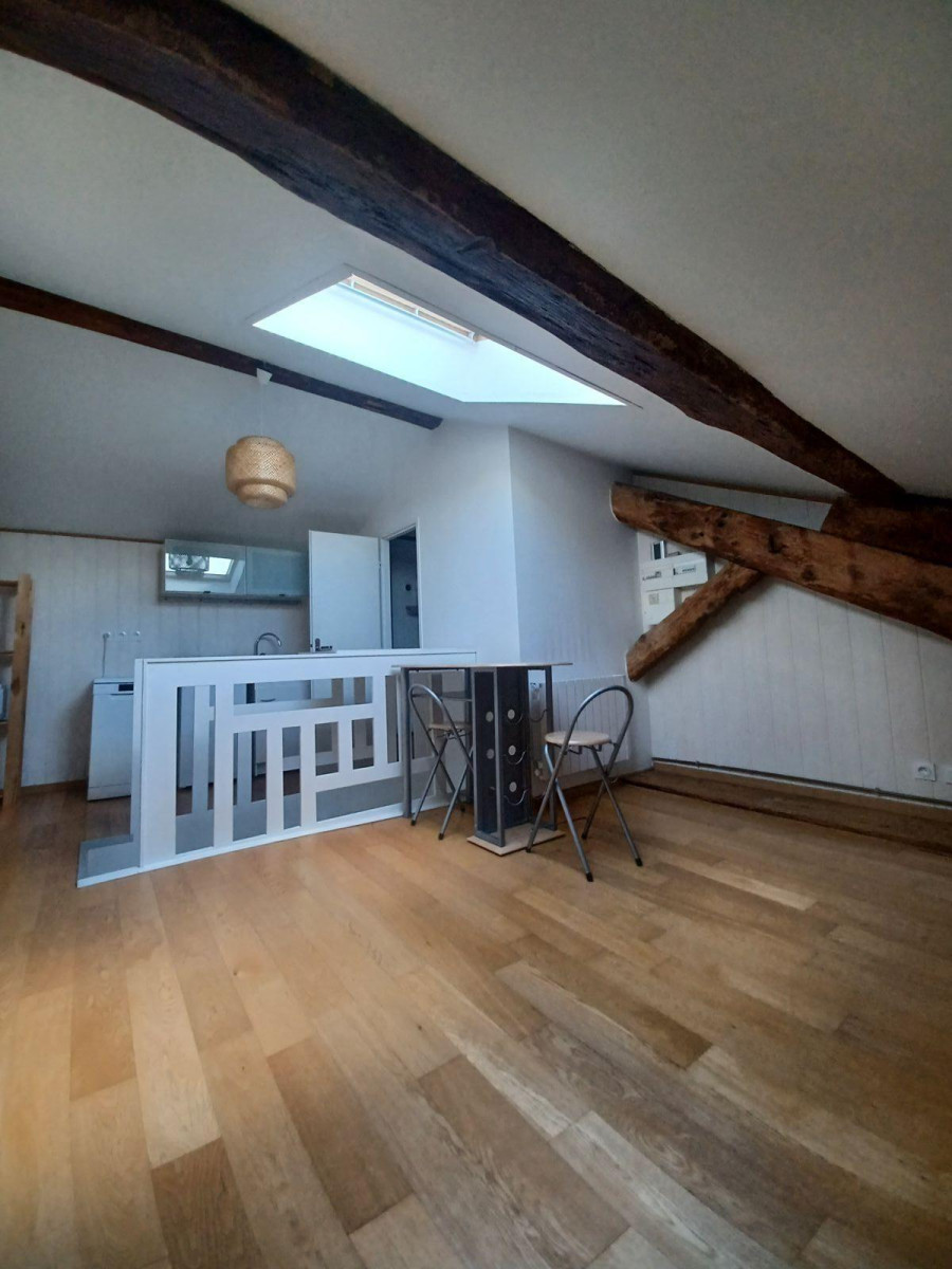 
                                                Location
                                                 Studio atypique