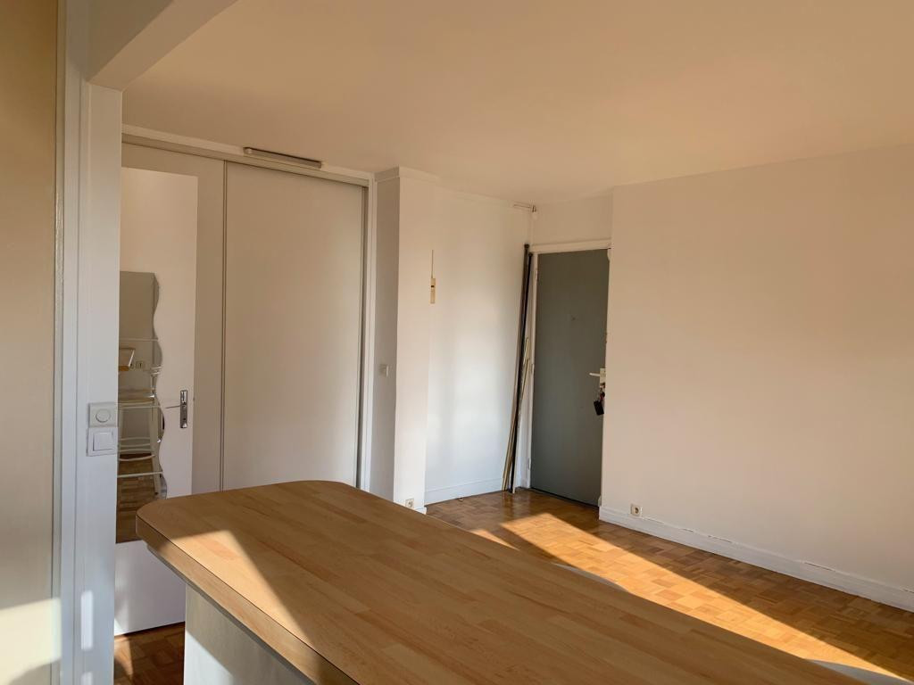 
                                                Location
                                                 Studio  au calme proche commodités et commerces.