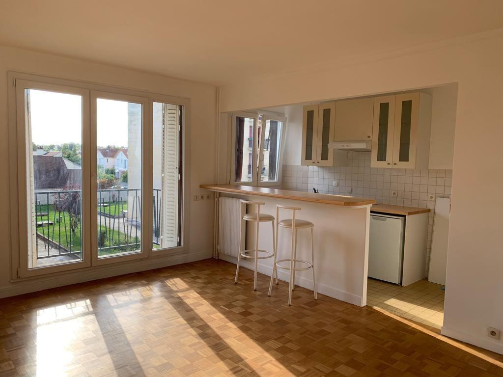 
                                                Location
                                                 Studio  au calme proche commodités et commerces.