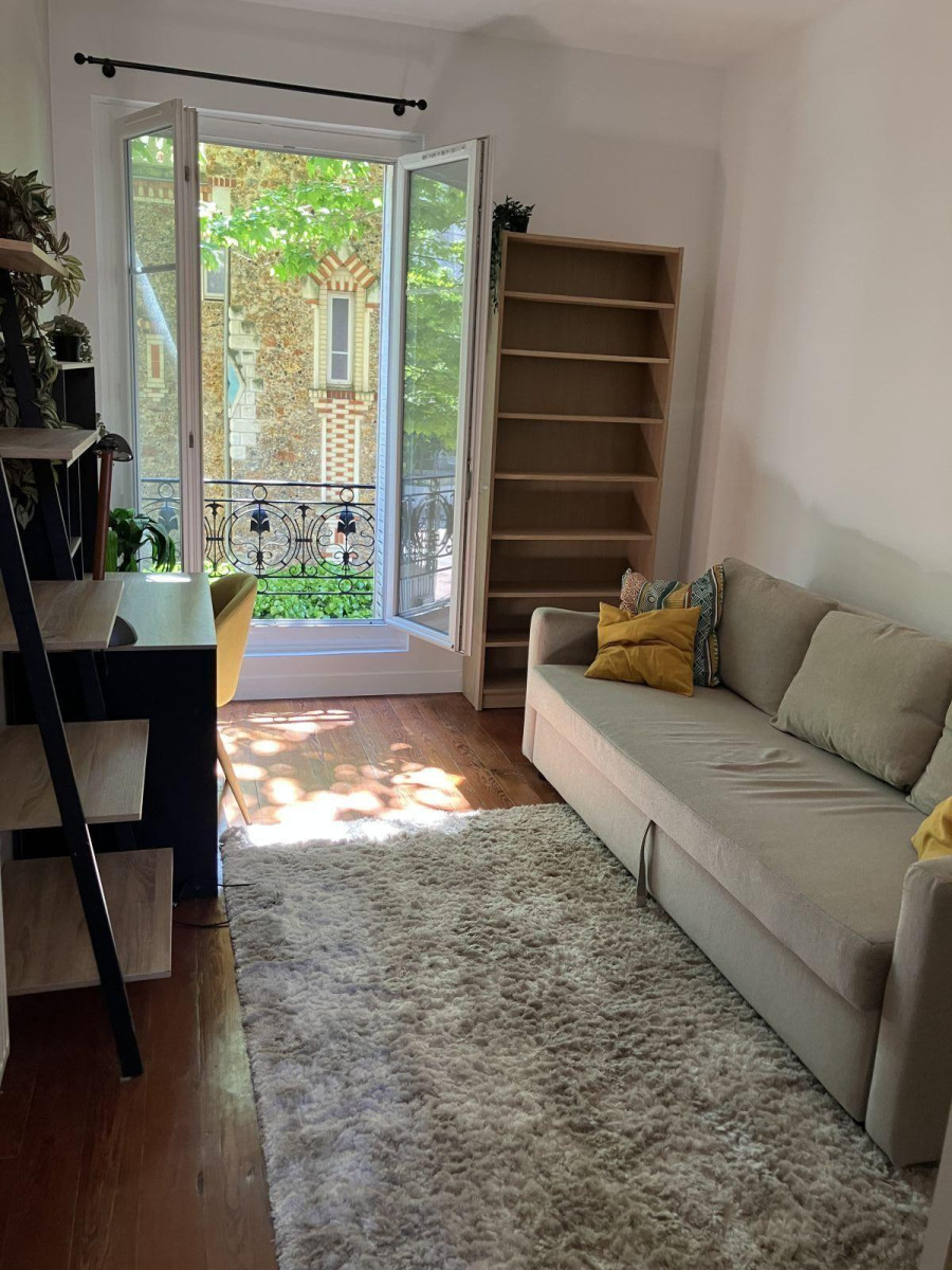 
                                                Location
                                                 Studio au calme refait à neuf à 1 mn station RER A