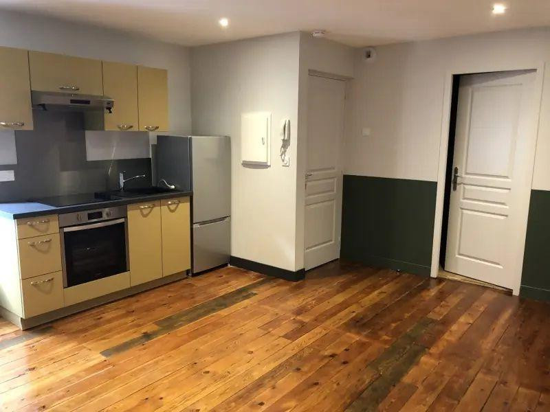 
                                                Location
                                                 Studio au coeur de Sainte Maure, immeuble classée