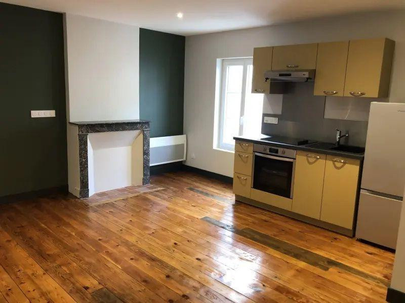 
                                                Location
                                                 Studio au coeur de Sainte Maure, immeuble classée