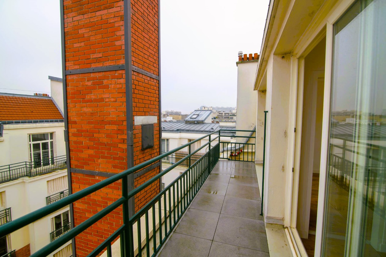 
                                                Vente
                                                 Studio avec balcon