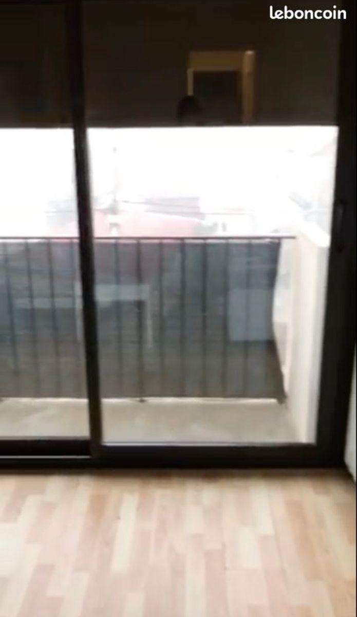 
                                                Location
                                                 Studio avec balcon