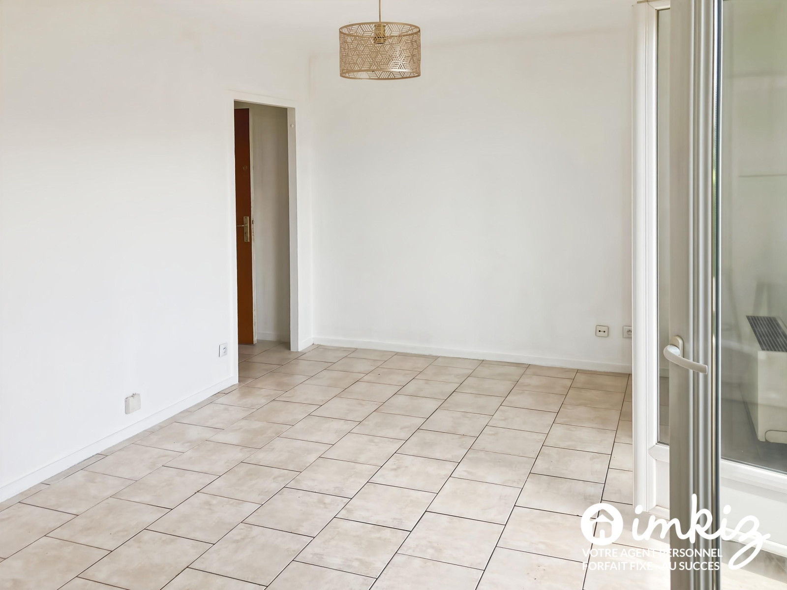 
                                                Vente
                                                 Studio  avec balcon, parking et cave