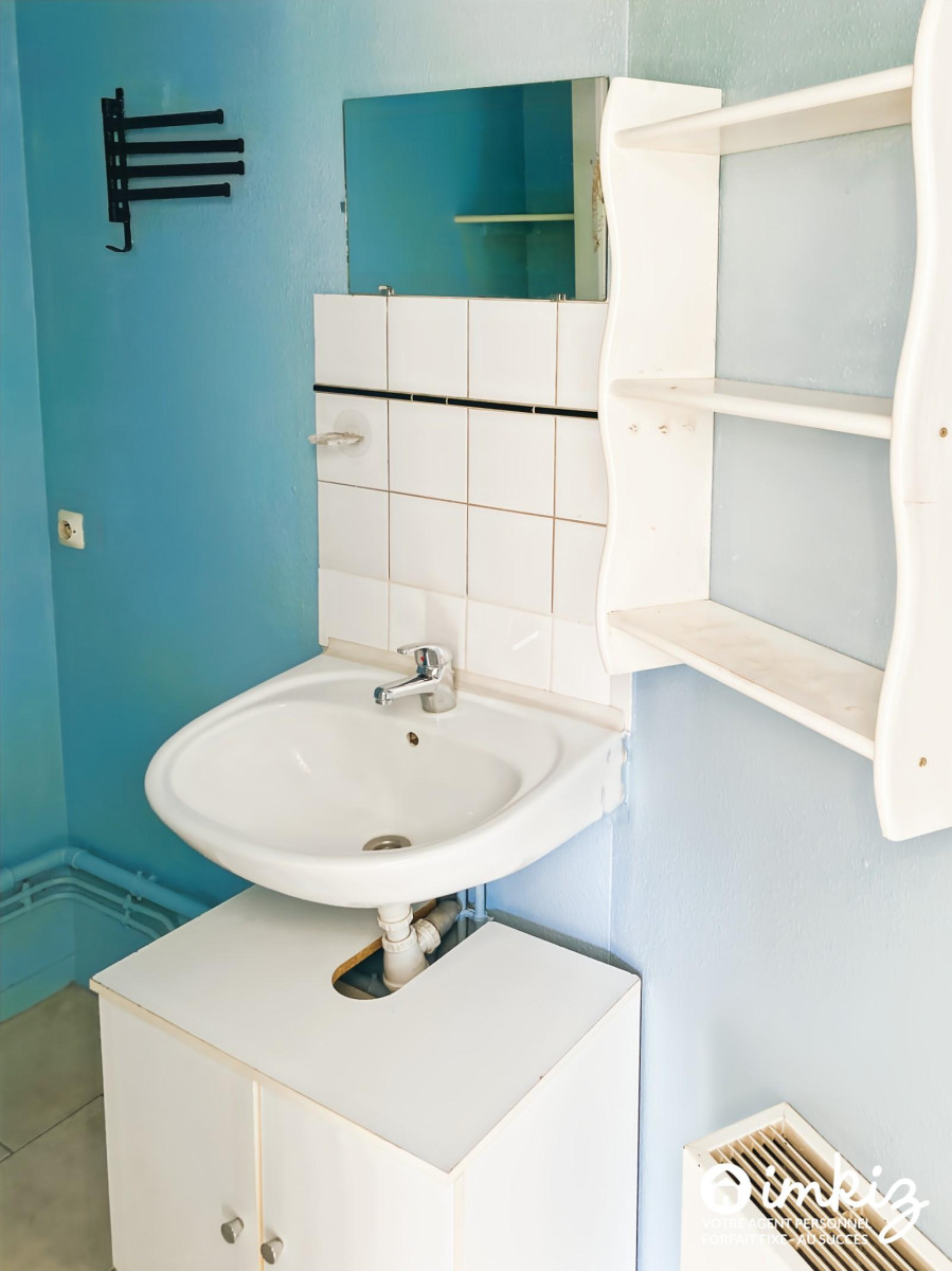 
                                                Vente
                                                 Studio  avec balcon, parking et cave