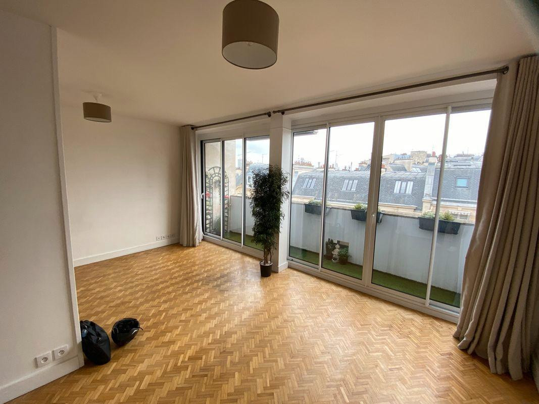 
                                                Location
                                                 Studio avec balcon quartier pl Victor Hugo