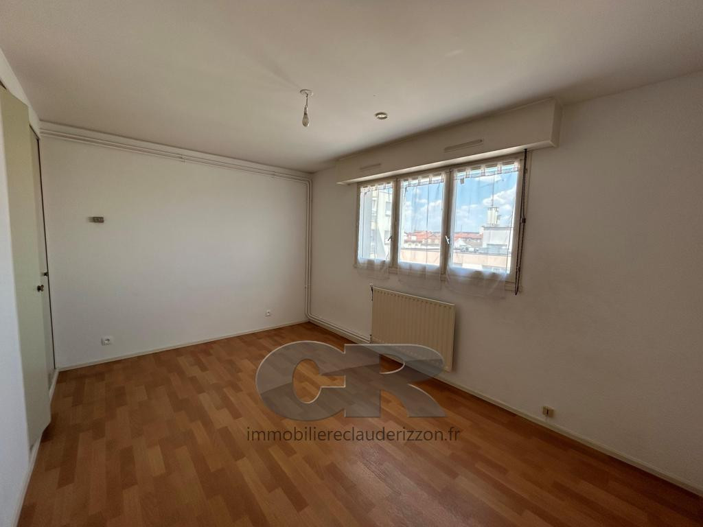 
                                                Location
                                                 Studio avec box en sous-sol
