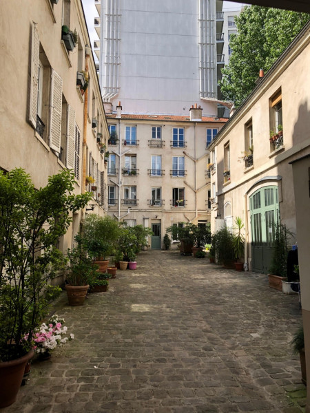 
                                                Vente
                                                 Studio avec charme, calme et très ensoleillé.