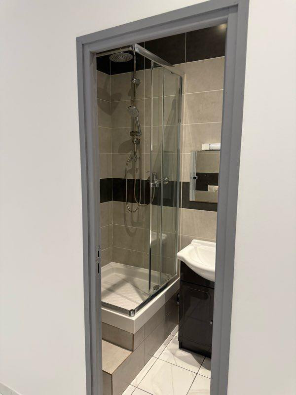 
                                                Location
                                                 Studio avec cour privative