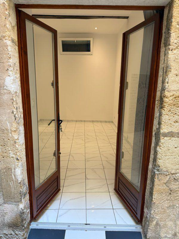 
                                                Location
                                                 Studio avec cour privative