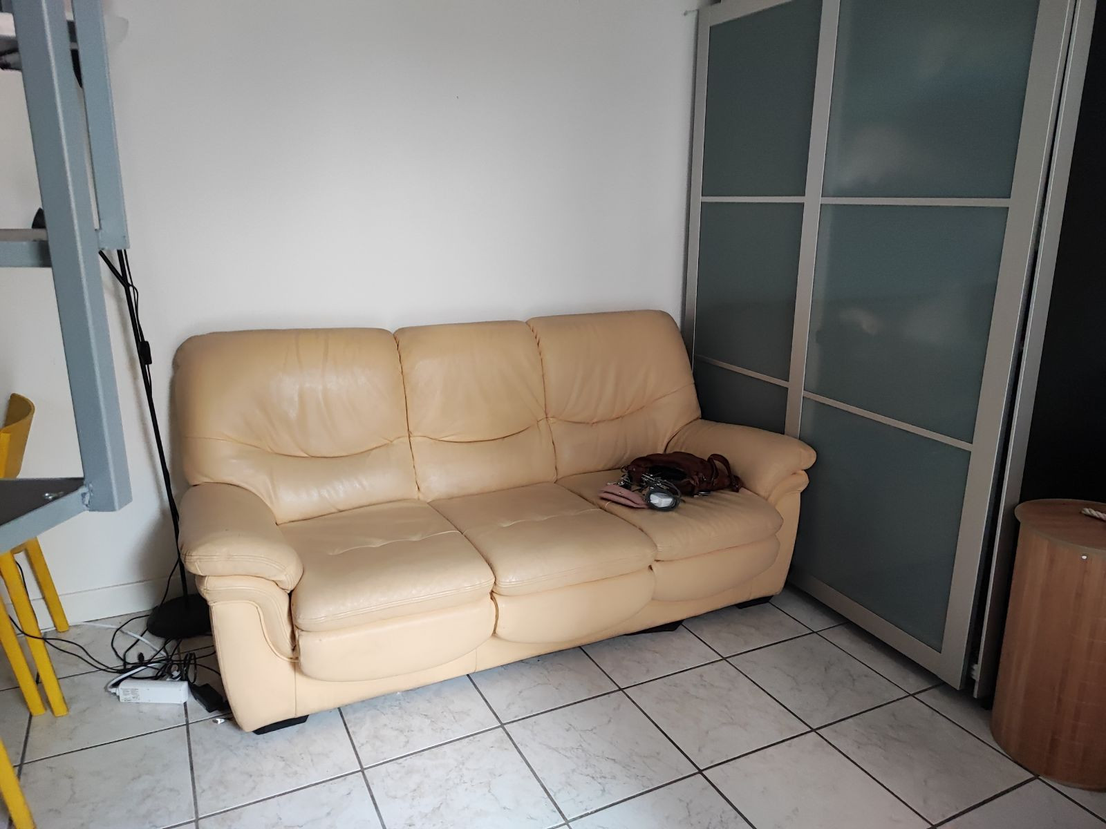 
                                                Location
                                                 Studio avec électricité. eau . Internet. Charges.