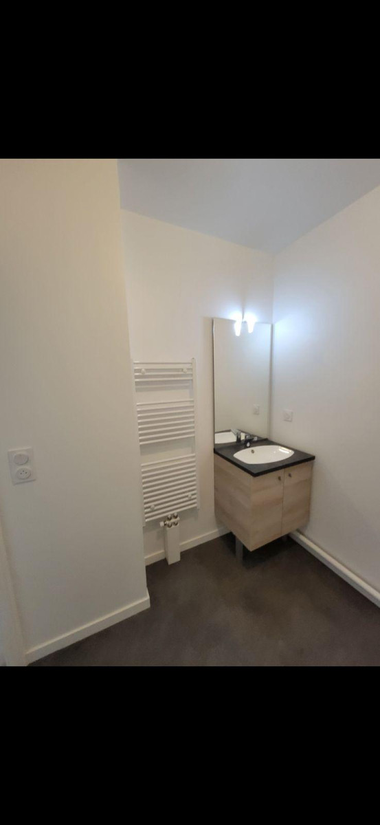
                                                Location
                                                 Studio avec grande terrasse et parking couvert