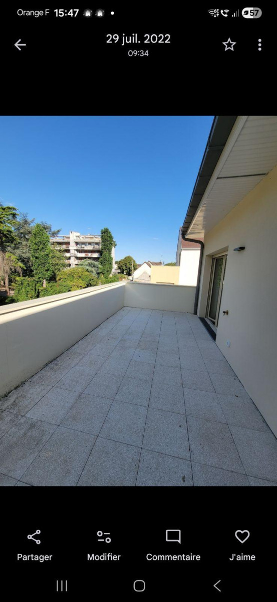 
                                                Location
                                                 Studio avec grande terrasse et parking couvert