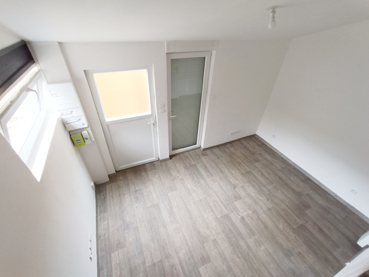 
                                                Location
                                                 Studio avec mezzanine et cour St Pierre