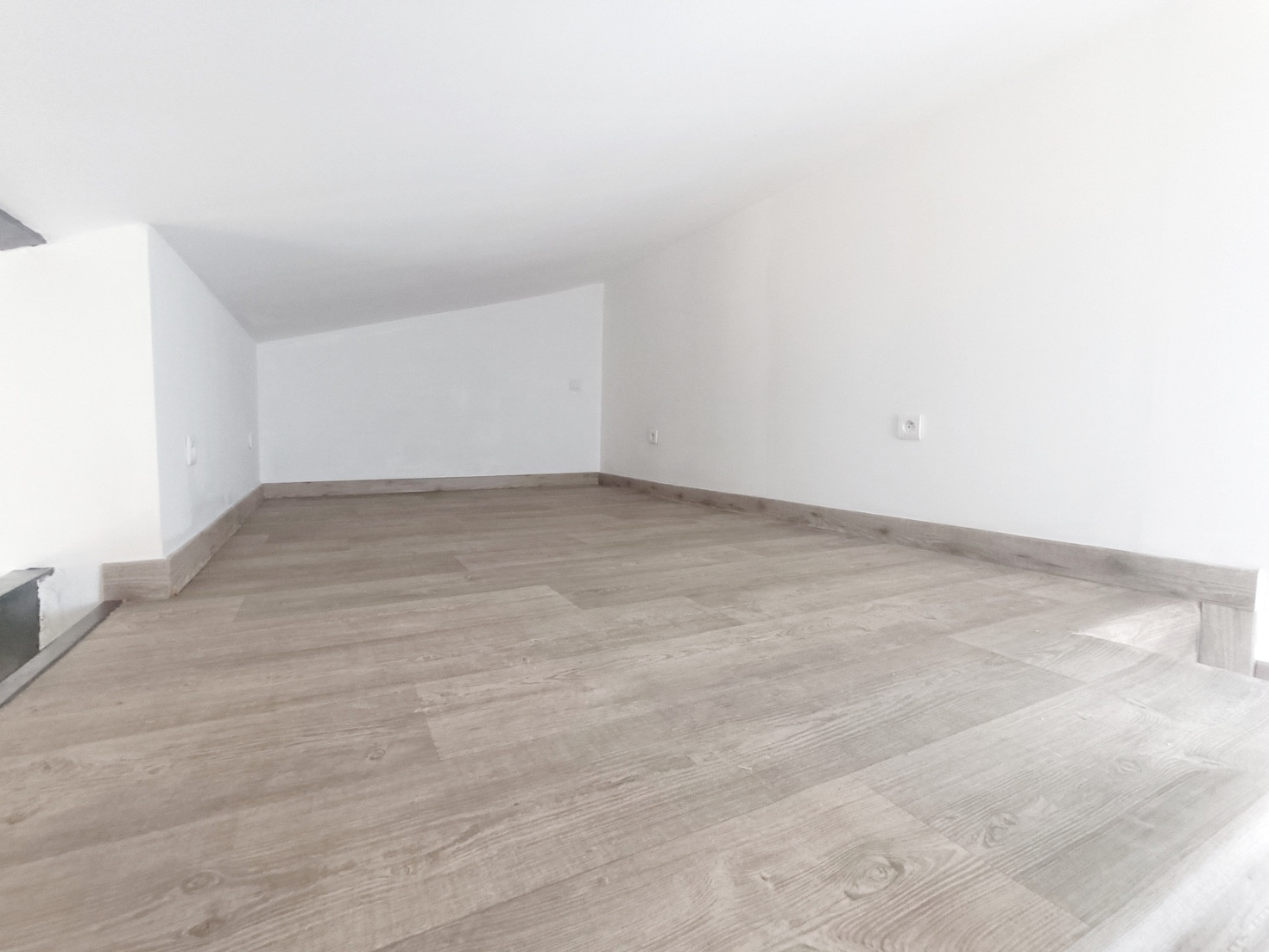 
                                                Location
                                                 Studio avec mezzanine et cour St Pierre