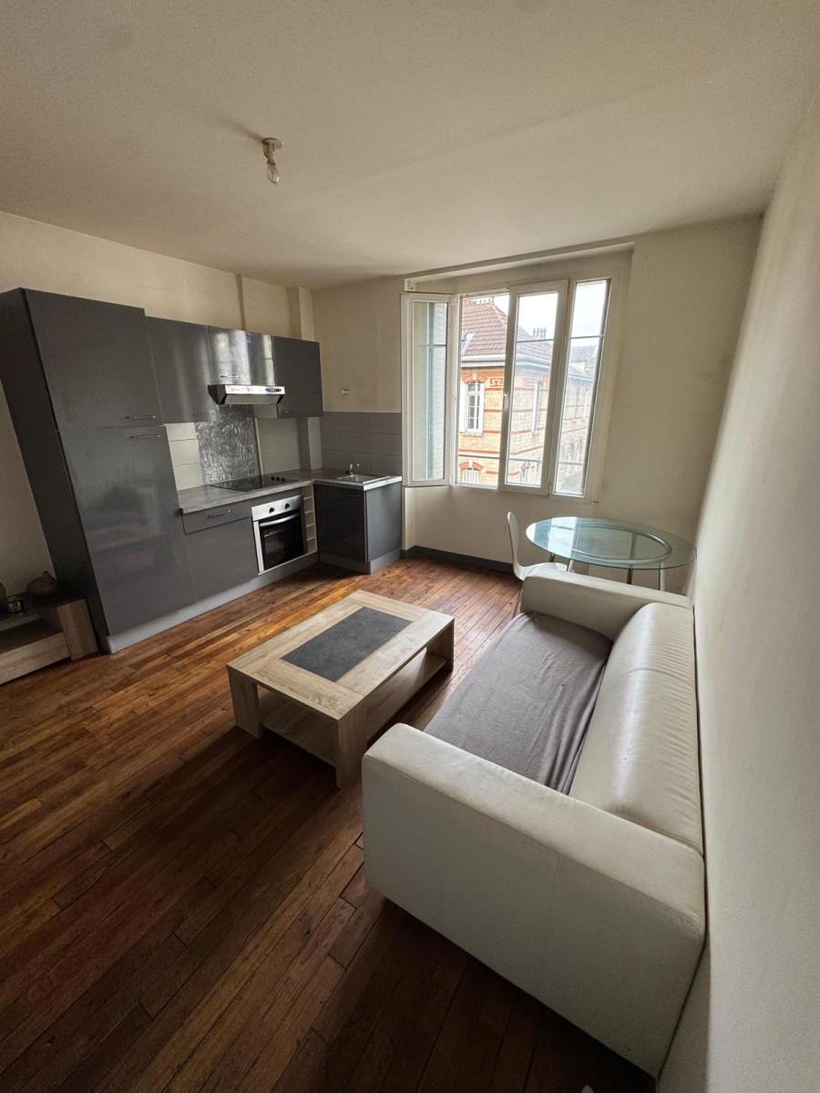 
                                                Location
                                                 Studio avec petite chambre séparée.