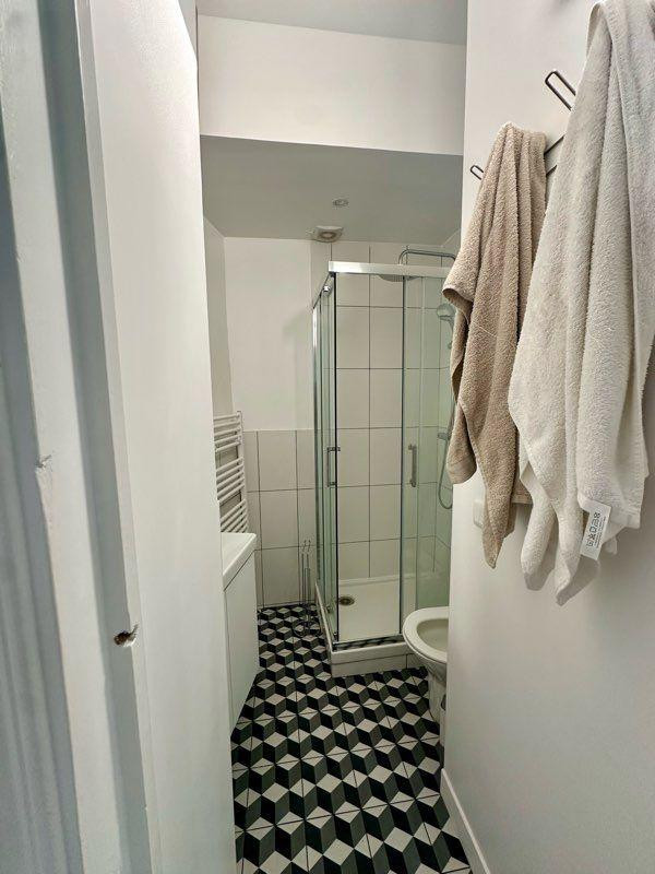 
                                                Location
                                                 Studio avec petite cour Rue Brea