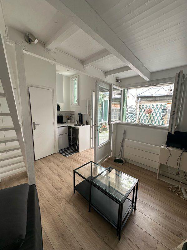 
                                                Location
                                                 Studio avec petite cour Rue Brea