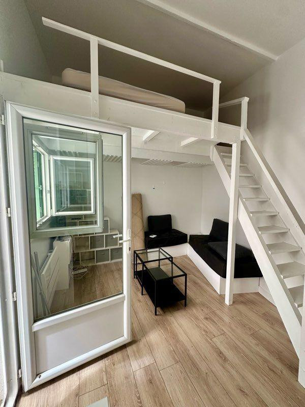 
                                                Location
                                                 Studio avec petite cour Rue Brea