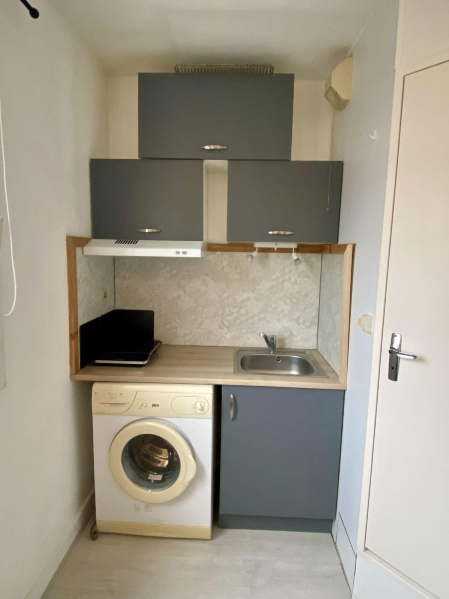 
                                                Location
                                                 Studio avec place de parking privative