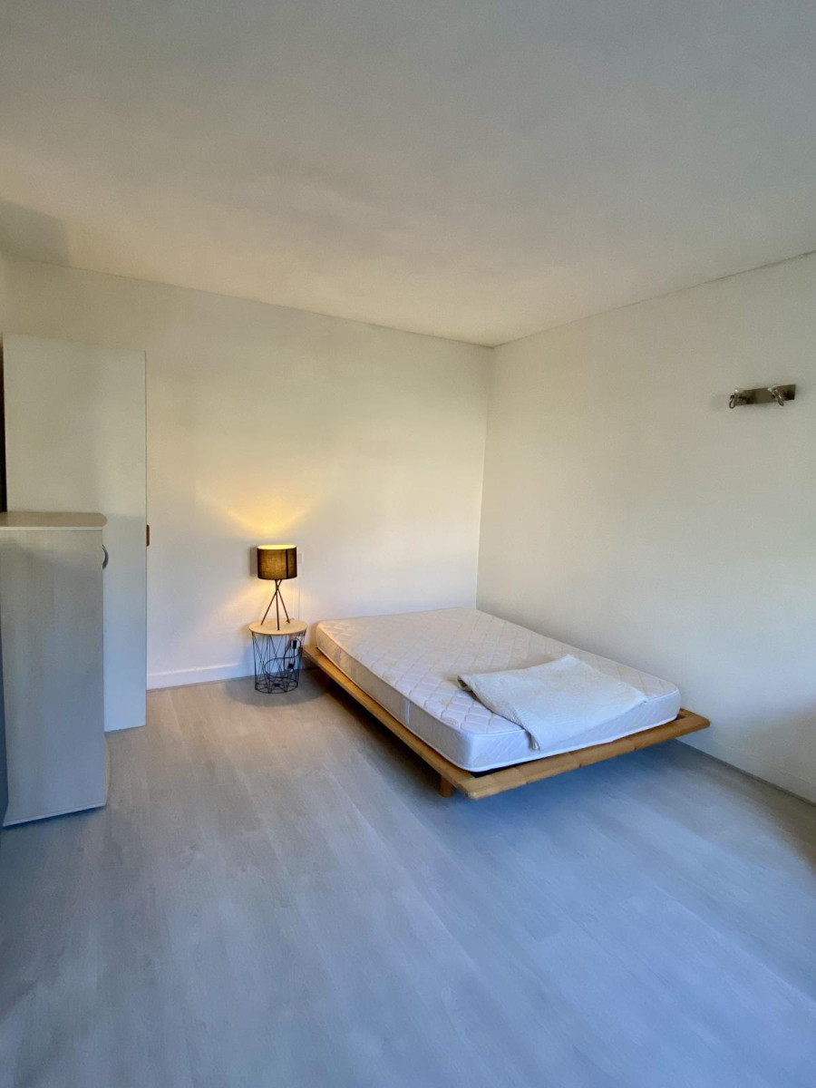 
                                                Location
                                                 Studio avec place de parking privative