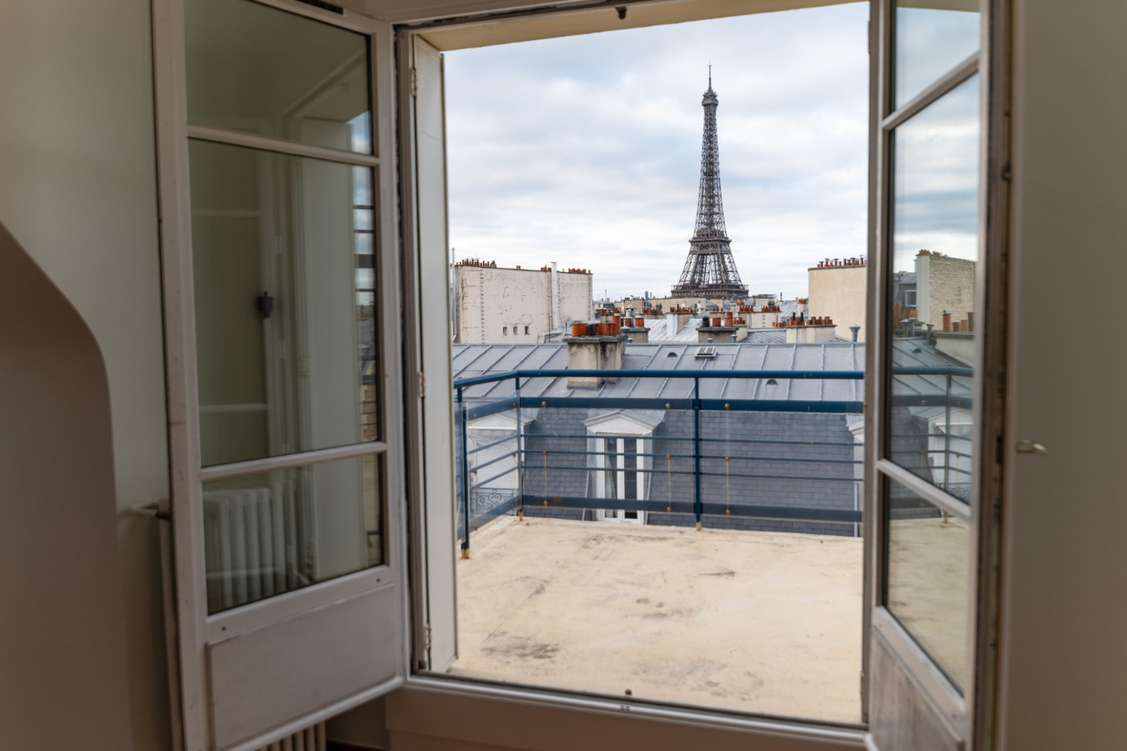 
                                                Vente
                                                 STUDIO AVEC TERRASSE VUE TOUR EIFFEL