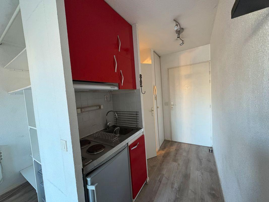 
                                                Location
                                                 Studio Avenue Jeanne D'arc avec grand terrasse
