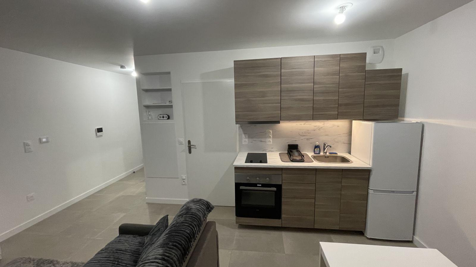 
                                                Location
                                                 Studio balcon Au pied du métro ligne 11 et RER E