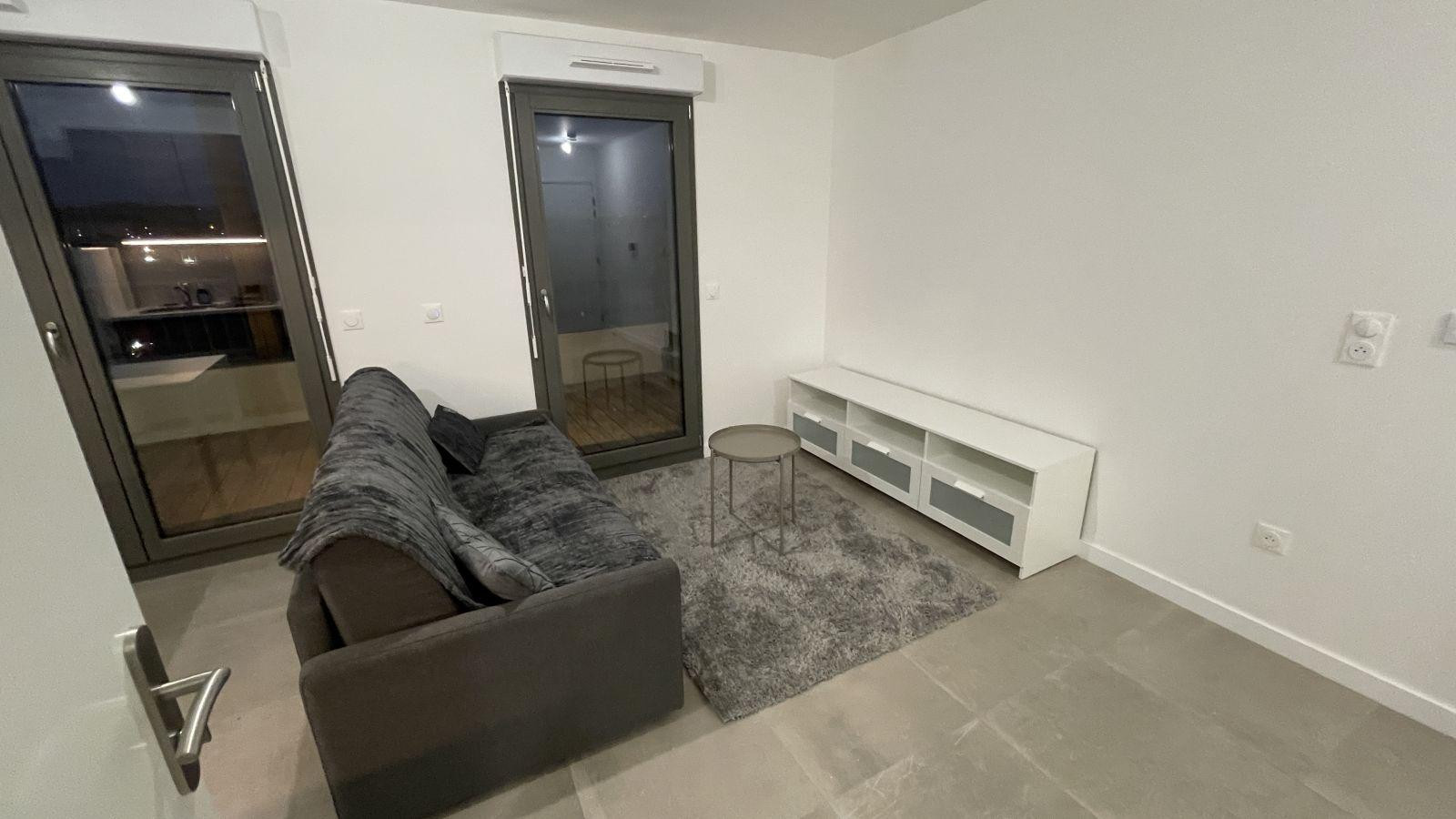 
                                                Location
                                                 Studio balcon Au pied du métro ligne 11 et RER E