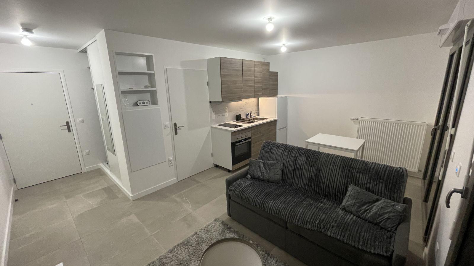 
                                                Location
                                                 Studio balcon Au pied du métro ligne 11 et RER E