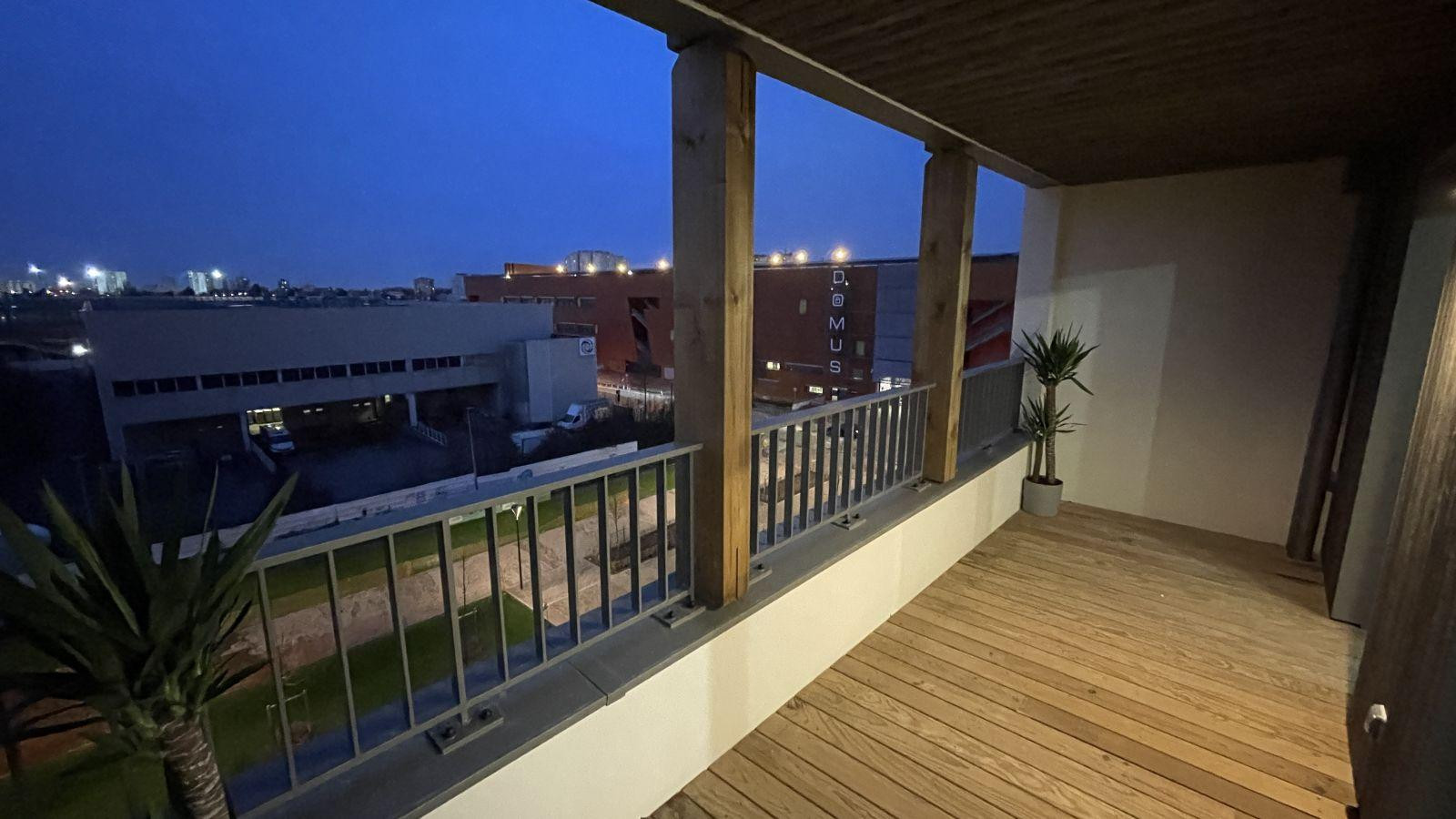 
                                                Location
                                                 Studio balcon Au pied du métro ligne 11 et RER E