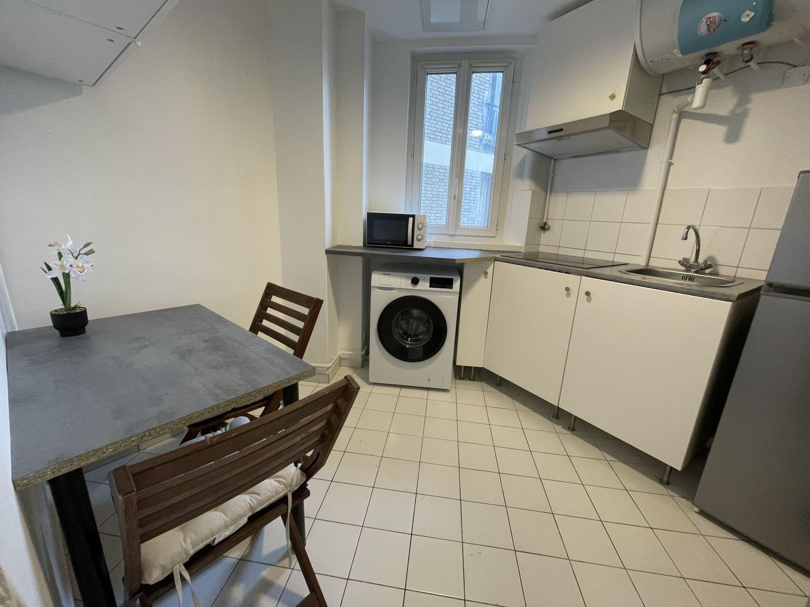 
                                                Location
                                                 Studio calme et cosy, meublé, 33m² dans le 15eme