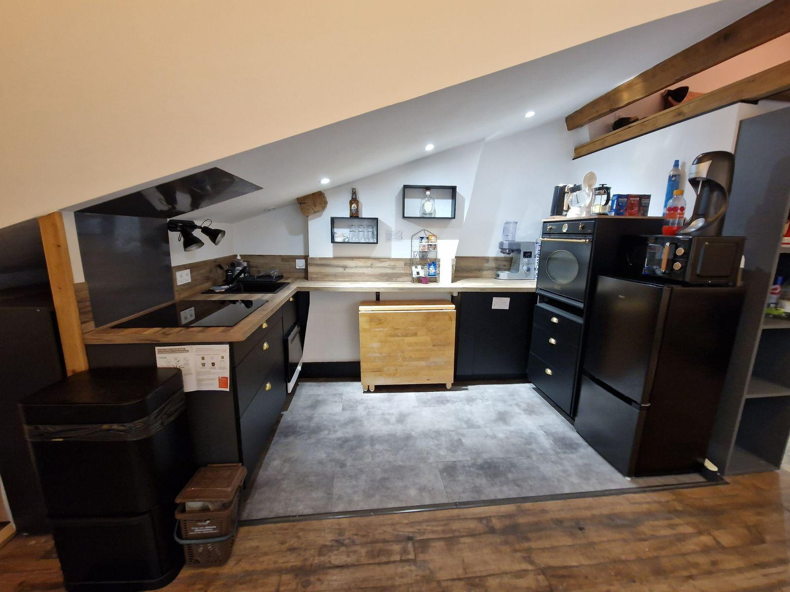 
                                                Location
                                                 Studio central, tout équipé, +buanderie +pièce vie