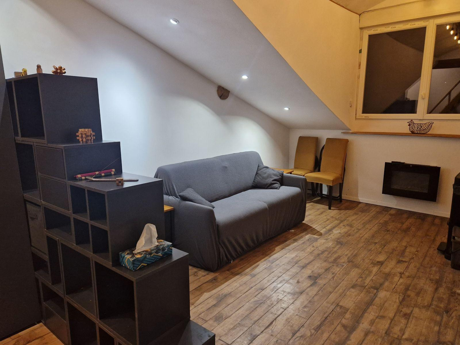 
                                                Location
                                                 Studio central, tout équipé, +buanderie +pièce vie