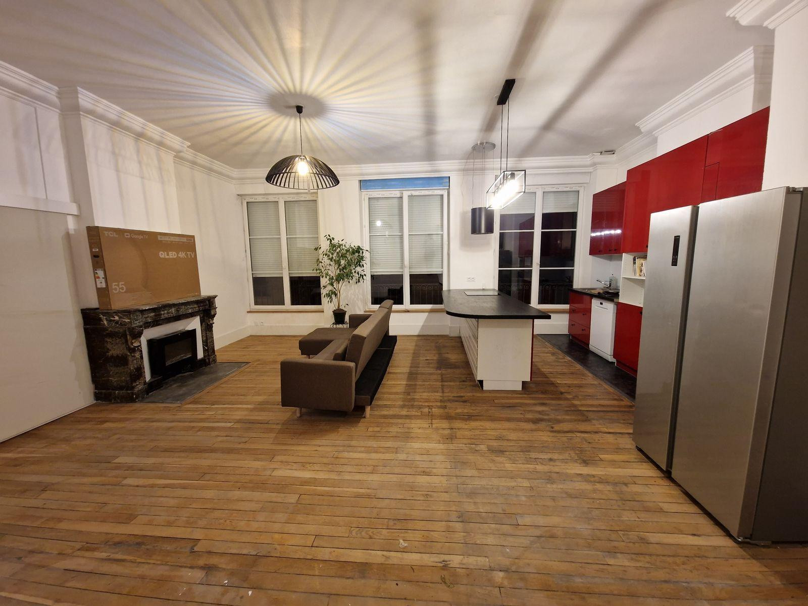 
                                                Location
                                                 Studio central, tout équipé, +buanderie +pièce vie