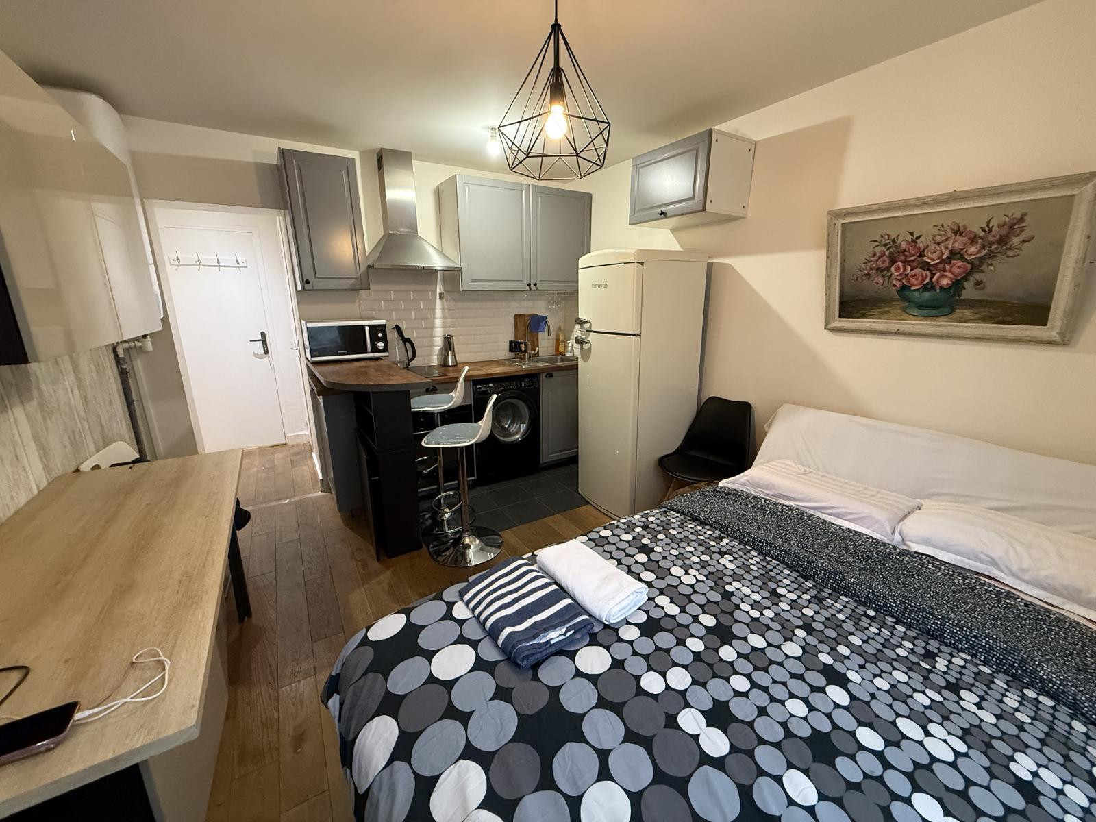 
                                                Location
                                                 Studio chic meublé Paris 15ᵉ près de la TourEiffel