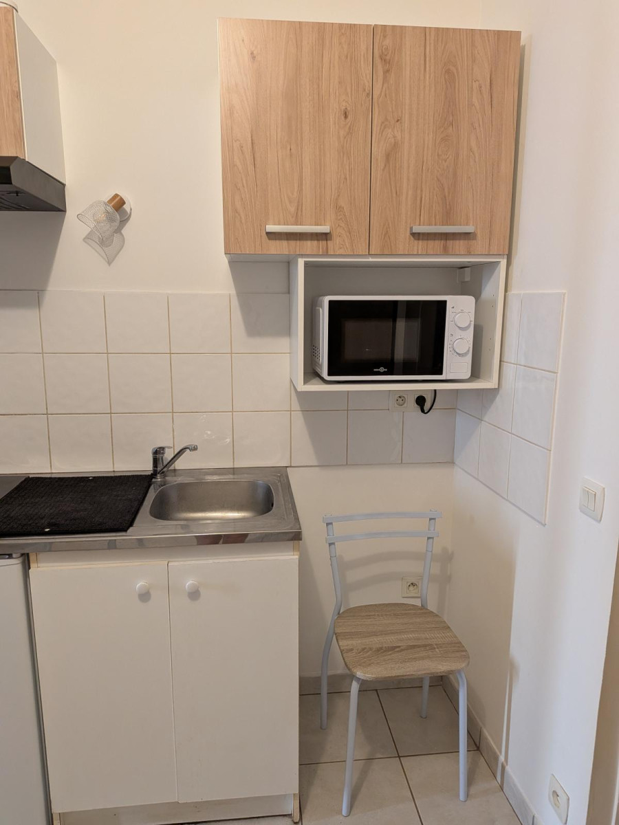 
                                                Location
                                                 Studio coquet